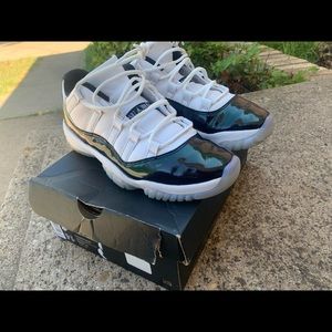 Jordan 11 low iridescent size 8.5